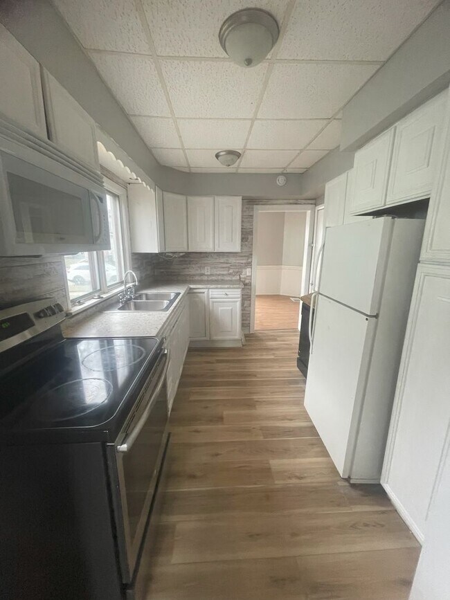 Building Photo - 3 Bedroom 1 2 Bathroom House for Rent