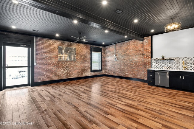 Building Photo - 1529 W Market St