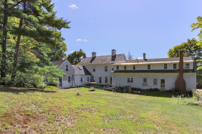 Building Photo - 294 Pleasant St