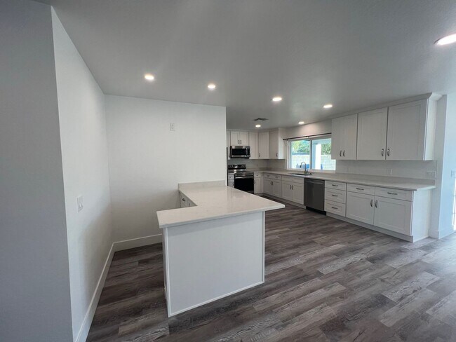 Building Photo - Remodeled 4 Bed/2 Bath in great ASU neighborhood