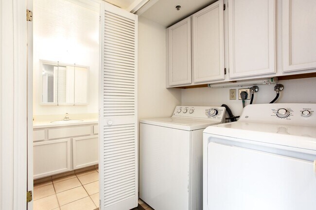 Building Photo - 2 Bedroom Fireside Condo- Minutes away from Park City Mountain