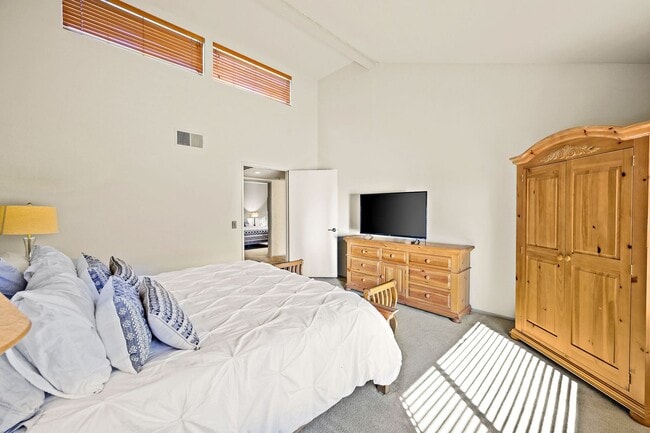 Building Photo - Spacious Two Bedroom Condo in Gated Commun...