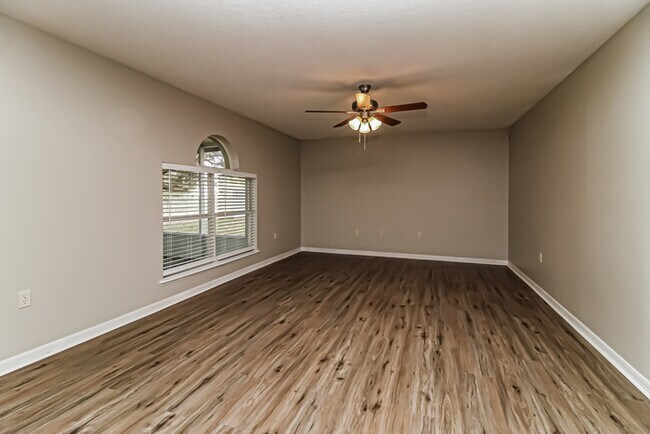 Building Photo - 350 Lake Shepard Dr