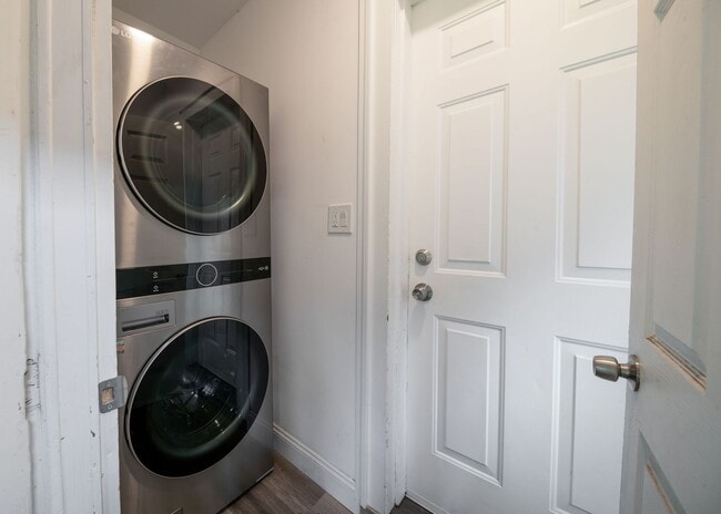 Building Photo - Updated Tremont 1 Bedroom