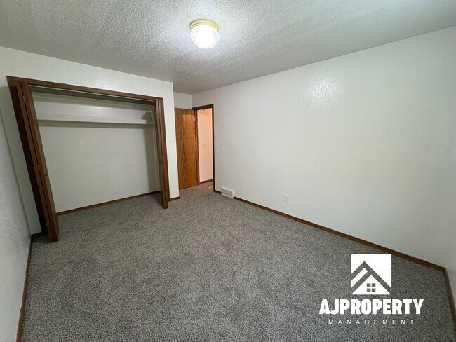 Building Photo - 5801 W Coughran Ct