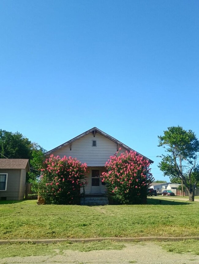 Building Photo - 846 E Maple St