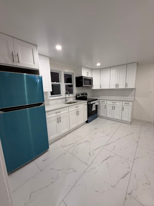 Primary Photo - 121 Milford Ave