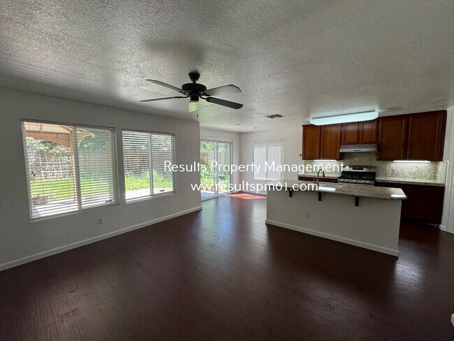 Building Photo - Roseville 4 Bedroom Beauty with Bonus Room!