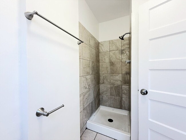 Building Photo - 727 E 81st St