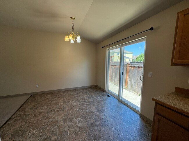 Building Photo - 4 Bedroom, 2 Bath House! Available to Rese...