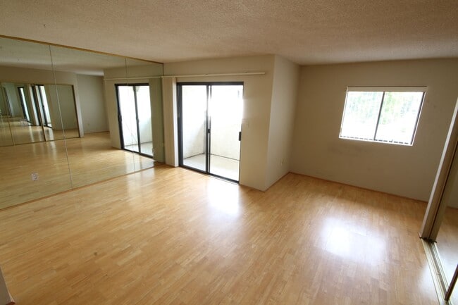 Building Photo - Super Spacious 2-Bedroom 2.5-Bathroom La Jolla UTC Townhome with 2-car garage