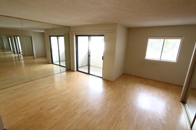 Building Photo - Super Spacious 2-Bedroom + Office 2.5-Bathroom La Jolla UTC Townhome with 2-car garage