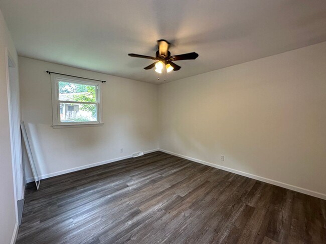 Building Photo - Beautiful Pet Friendly 3 bedroom home for ...