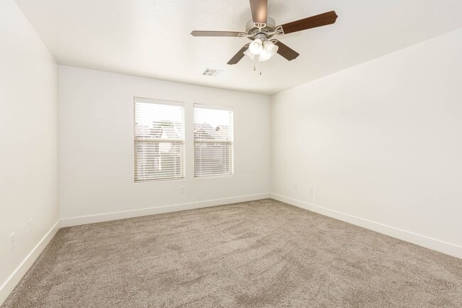 Building Photo - 4 bed | 2 1/2 bath | 2 car garage in Deser...