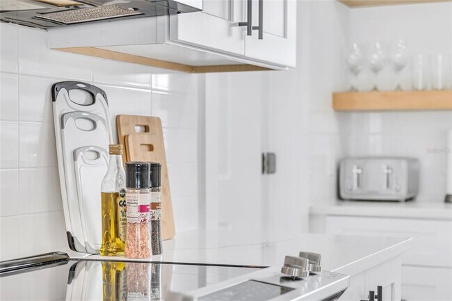 Building Photo - 1921 Fern Ave