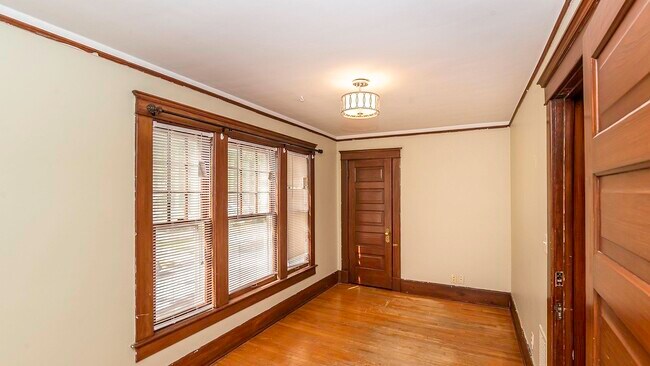 Building Photo - 823 Dewey Ave