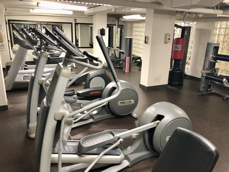 24/7 Fitness Center - 950 25th St NW