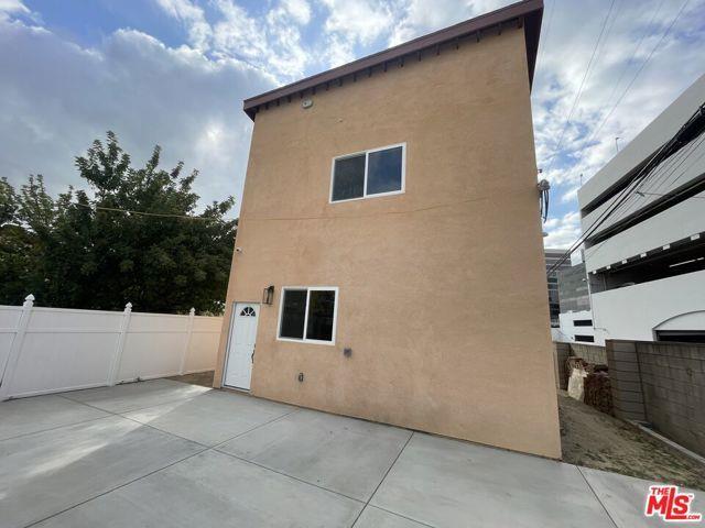 Building Photo - 16700 Moorpark St