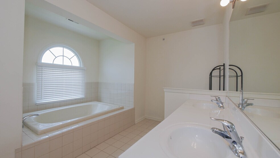 Building Photo - 4 Chelsea Ct