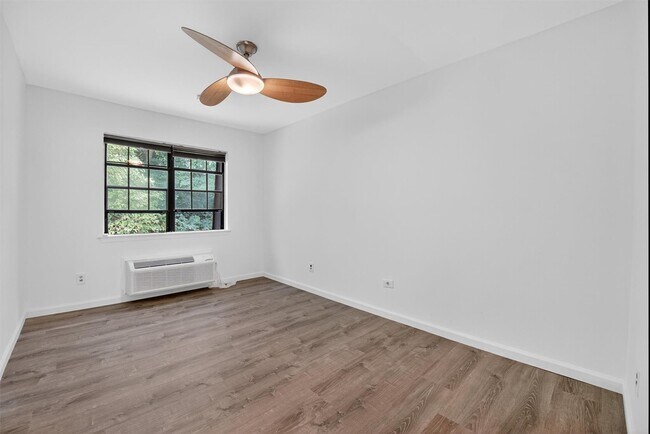 Building Photo - 424 Carpenter Ave