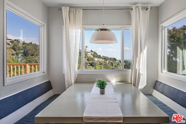 Building Photo - 2612 Carman Crest Dr