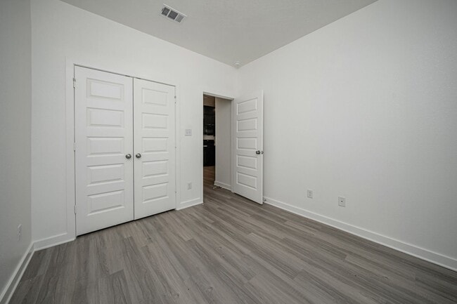 Building Photo - 1606 W 5th St