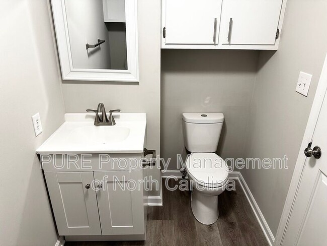 Building Photo - 916 W 5th Ave