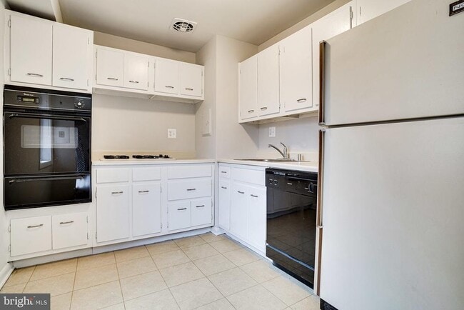 Building Photo - 4110 Mangalore Dr
