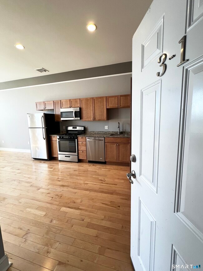 Building Photo - 353 Main St