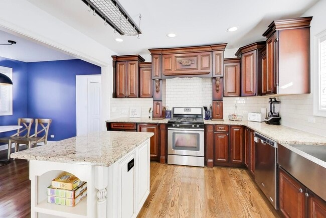 Building Photo - 229 N Myrtle Ave