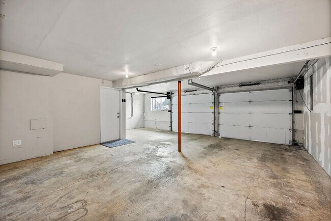 Building Photo - Renovated Tacoma Home with A/C, Huge Den, Bonus Office & Fully Fenced Yard!