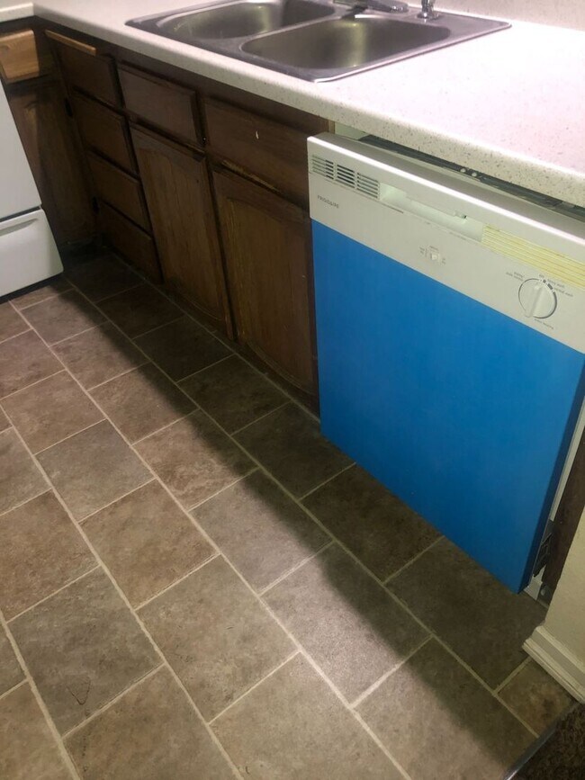 Building Photo - Convenience galore is what describes this condo!