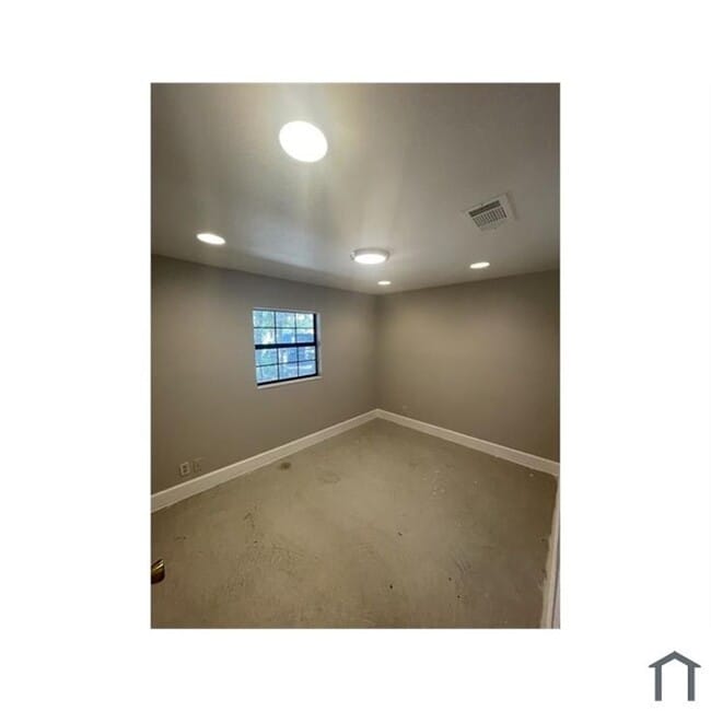 Building Photo - Discover your dream home in this beautifully renovated four-bedroom, two-bathroom house.