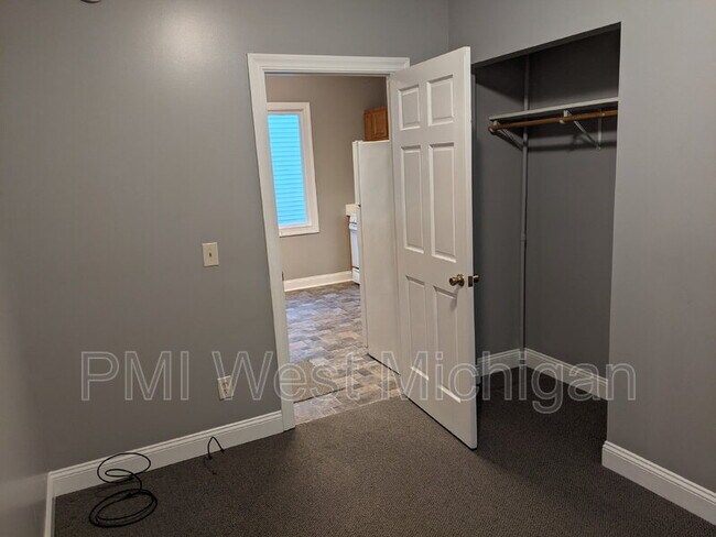 Building Photo - 1530 Quarry Ave NW