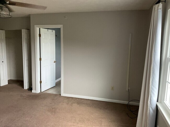 Building Photo - Large 3 Bedroom 2.5 bath townhome with additional finished room.