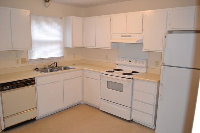Building Photo - 2 Bedroom Townhome available 5/15/2025 - n...