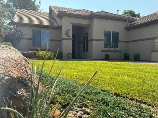 Building Photo - 3-Bed, 2-Bath Standalone Home with 2 Car G...