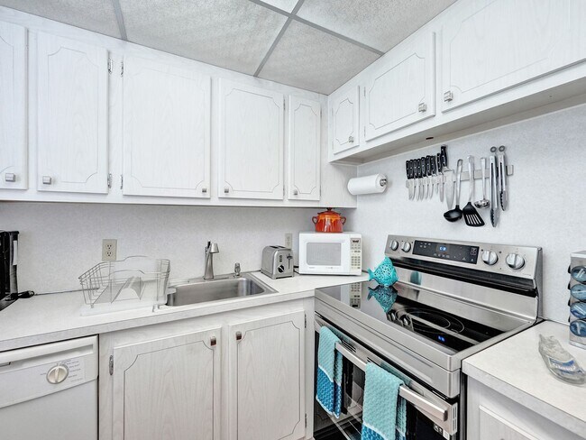 Building Photo - Beautiful fully furnished 2 bedroom 1.5 bath.