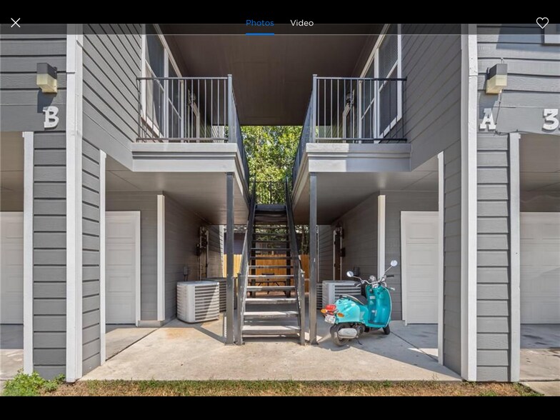 COVERED ENTRY - 3500B Duval Street