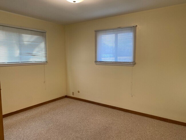 Building Photo - 2br/1bath duplex in Stevensville