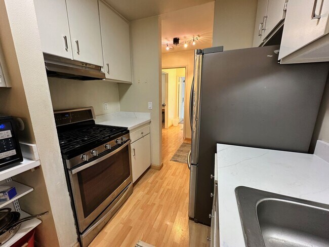 Building Photo - Bright Furnished 1BD/1BA Near UC Berkeley – Quiet, Updated & Move-In Ready