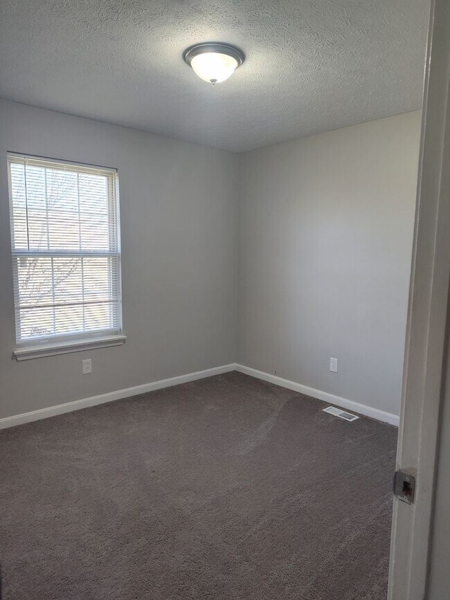 Building Photo - Charming 5-bed, 2.5-bath available in Rine...