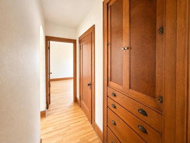 Building Photo - 460 S Mazon St