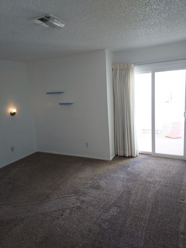 Building Photo - SINGLE STORY TOWN HOME 3 BEDROOM 2 BATH WI...