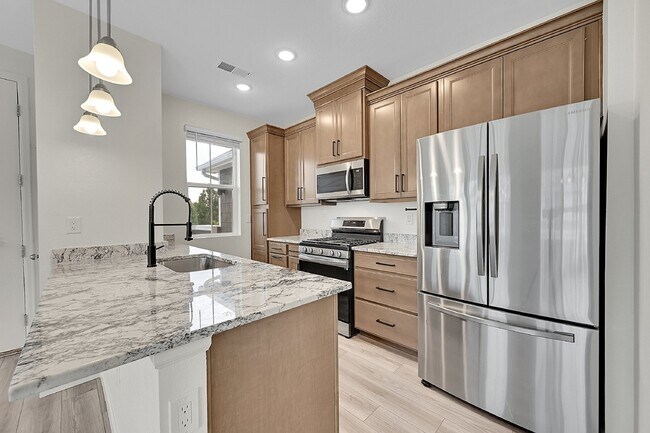 Building Photo - $2,150 - 2 Bed,1 Bath, Updated townhome in...