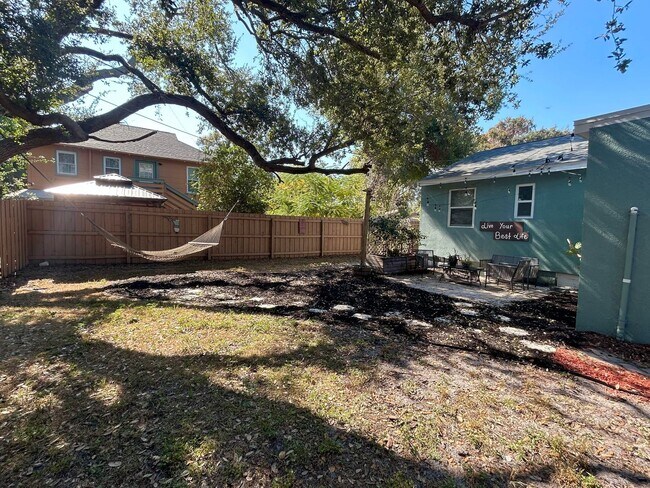 Building Photo - Beautifully Updated Furnished 2 Bed 1 Bath with Fenced Yard!