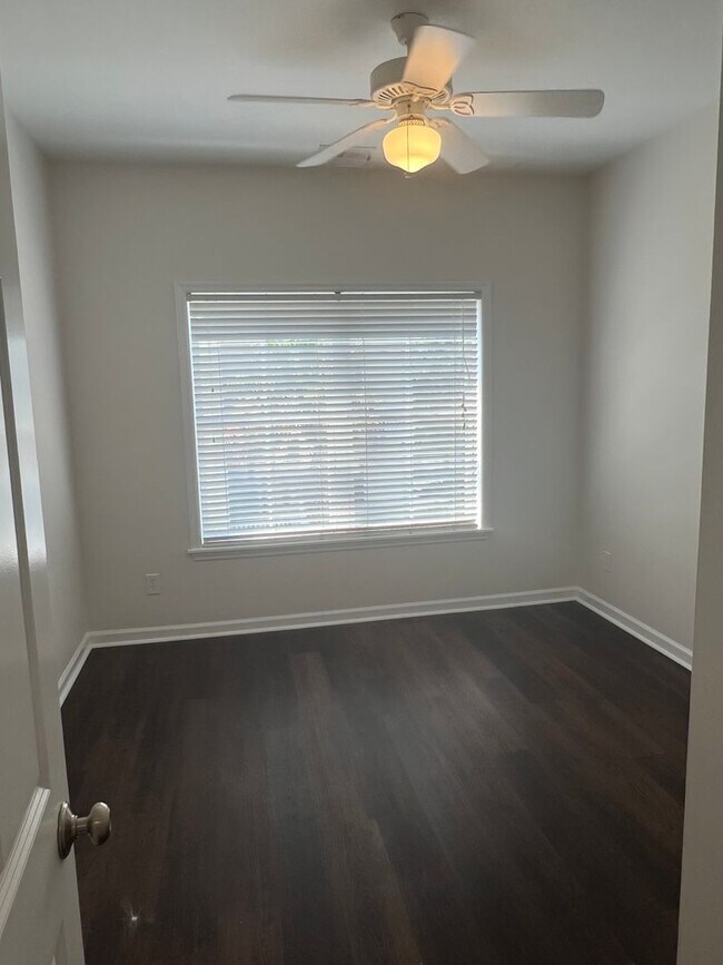 Building Photo - Beautiful Home, Mid-Island in Yacht Cove!