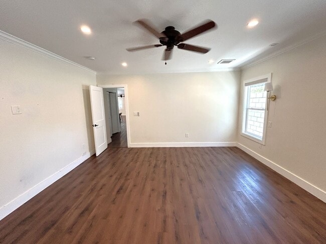 Building Photo - 247 W Woodland Oaks Dr