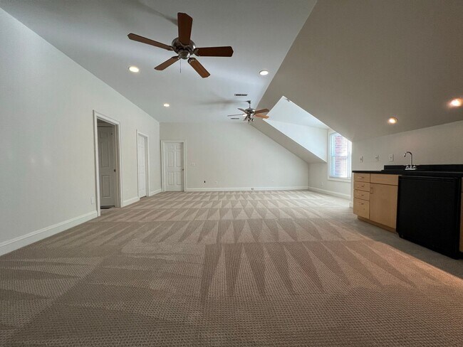 Building Photo - 5 Bed, 3.5 Bath w/ 3 Car Garage Less than 1 Mile from Downtown Franklin