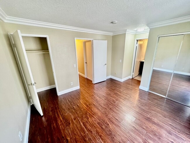 Building Photo - Updated 2nd Floor Corner Unit -3425 E. 15t...